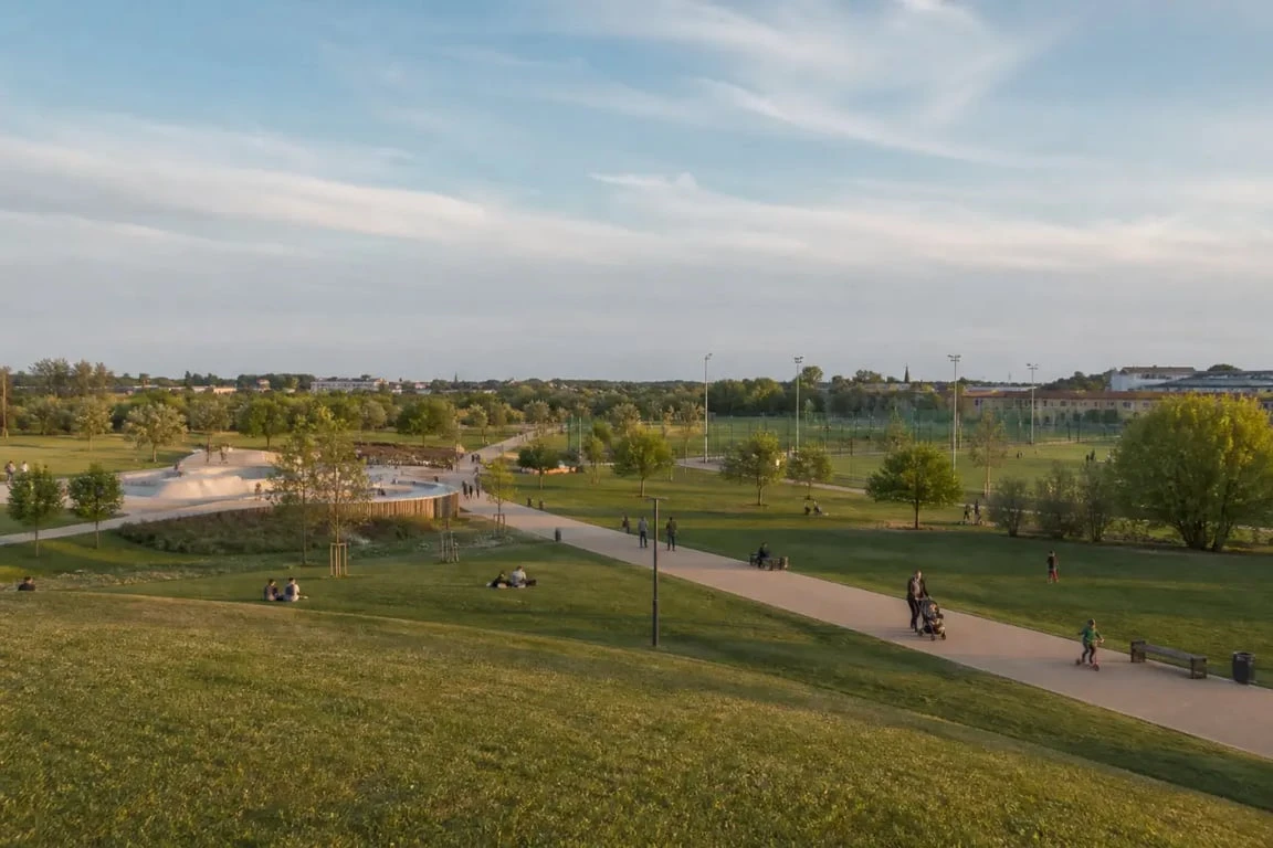 Base de loisir les argoulets à Toulouse, grand espace vert sportif avec cheminements, piste cyclable et zones de loisirs