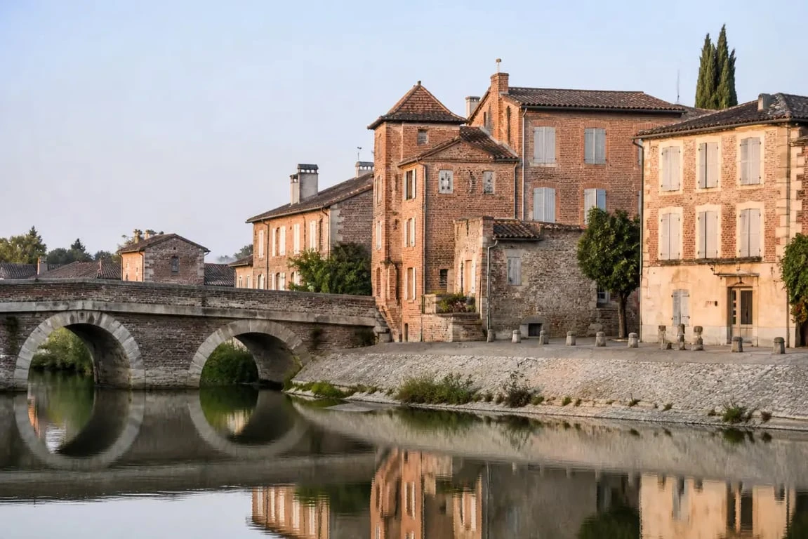 Les plus beaux villages autour de Toulouse : village de brique au bord d’une rivière