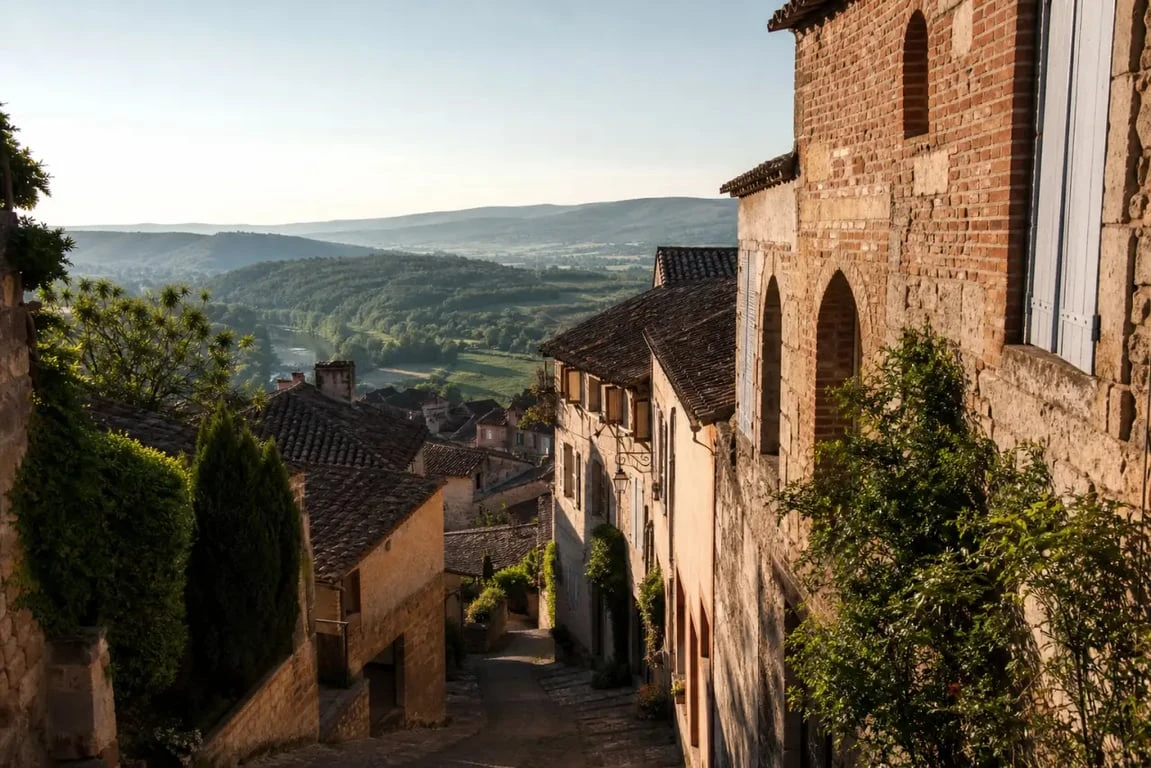 Les plus beaux villages autour de Toulouse : vue d’un village perché médiéval au lever du jour