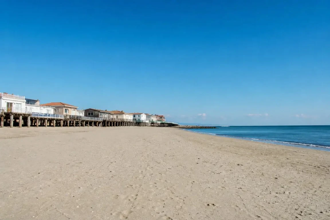 La plage la plus proche de Toulouse : plage des Chalets à Gruissan avec maisons sur pilotis