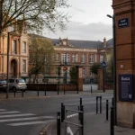 Place du busca à Toulouse, briques et école Jean-Jaurès