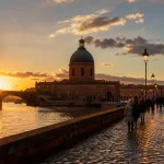 Quartier de la daurade à Toulouse : basilique et quais de Garonne au coucher du soleil
