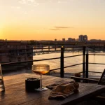 Rooftop bordeaux à Toulouse, vue golden hour depuis un rooftop