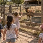 parc ferme toulouse : enfants près des chèvres