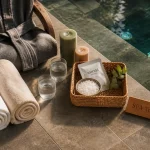 Spa hotel Toulouse : serviettes et bassin turquoise dans un spa moderne près du centre-ville