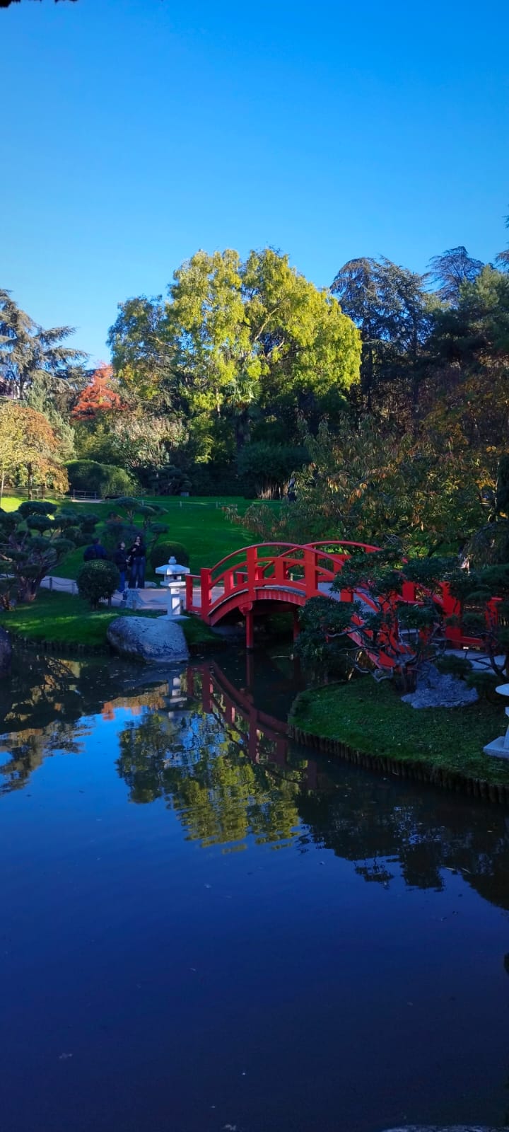 Le pont rouge du jardin japonais Pierre-Baudis à Toulouse