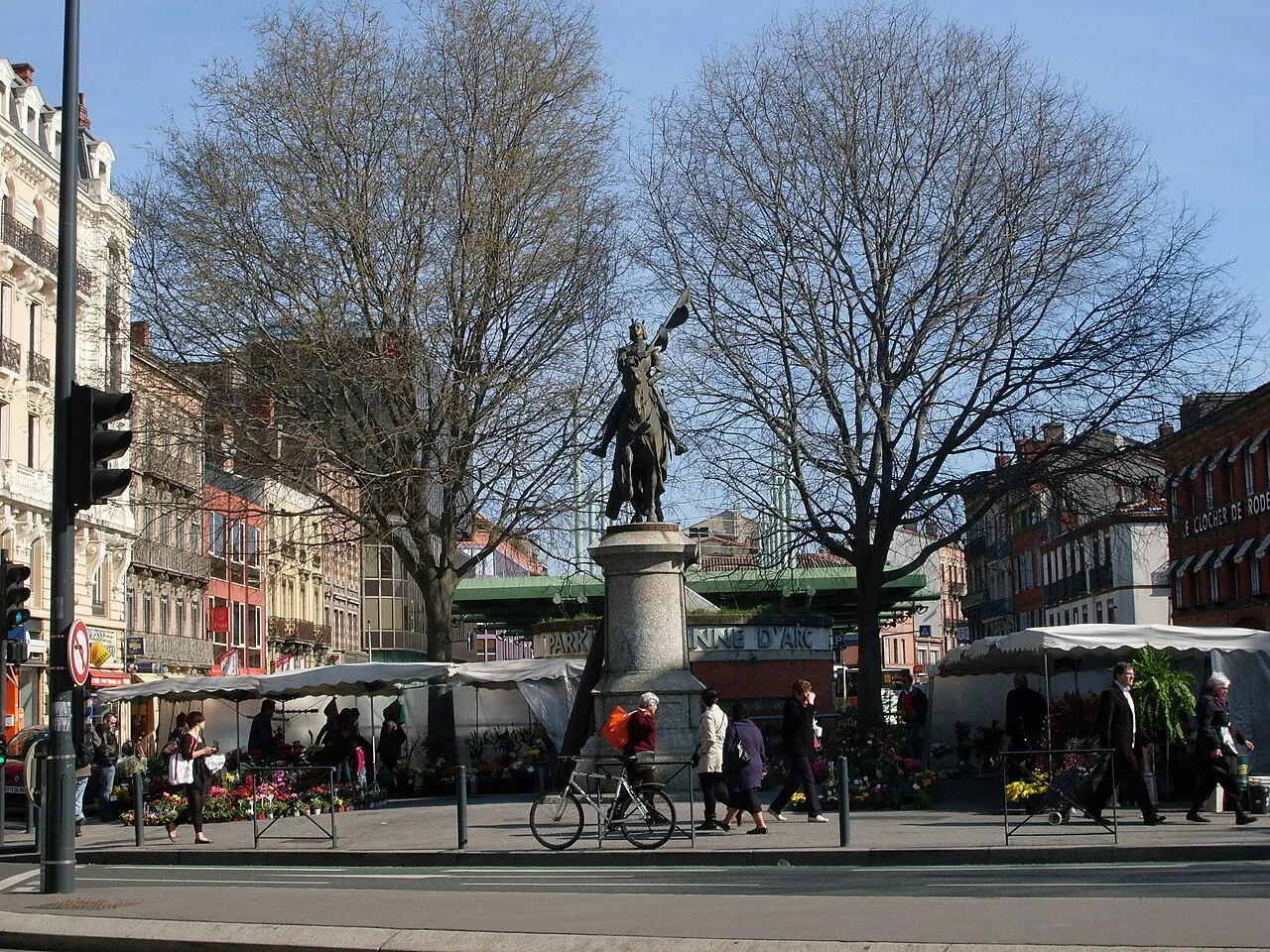 Le monument à Jeanne d’Arc sur la place Jeanne-d’Arc, à Toulouse, photographié en 2011