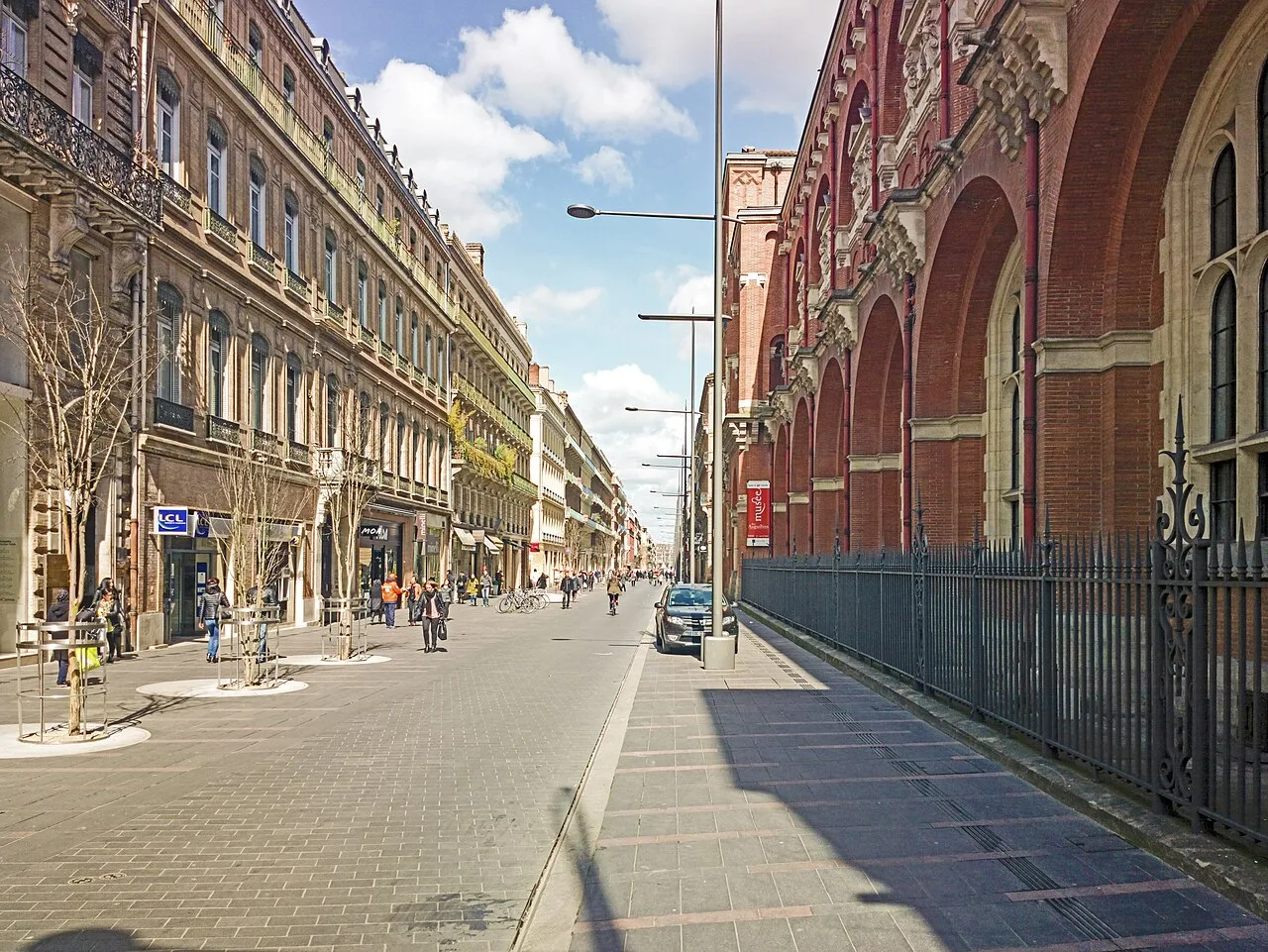 La rue d'Alsace-Lorraine vue vers le nord depuis le carrefour de la rue de Metz.