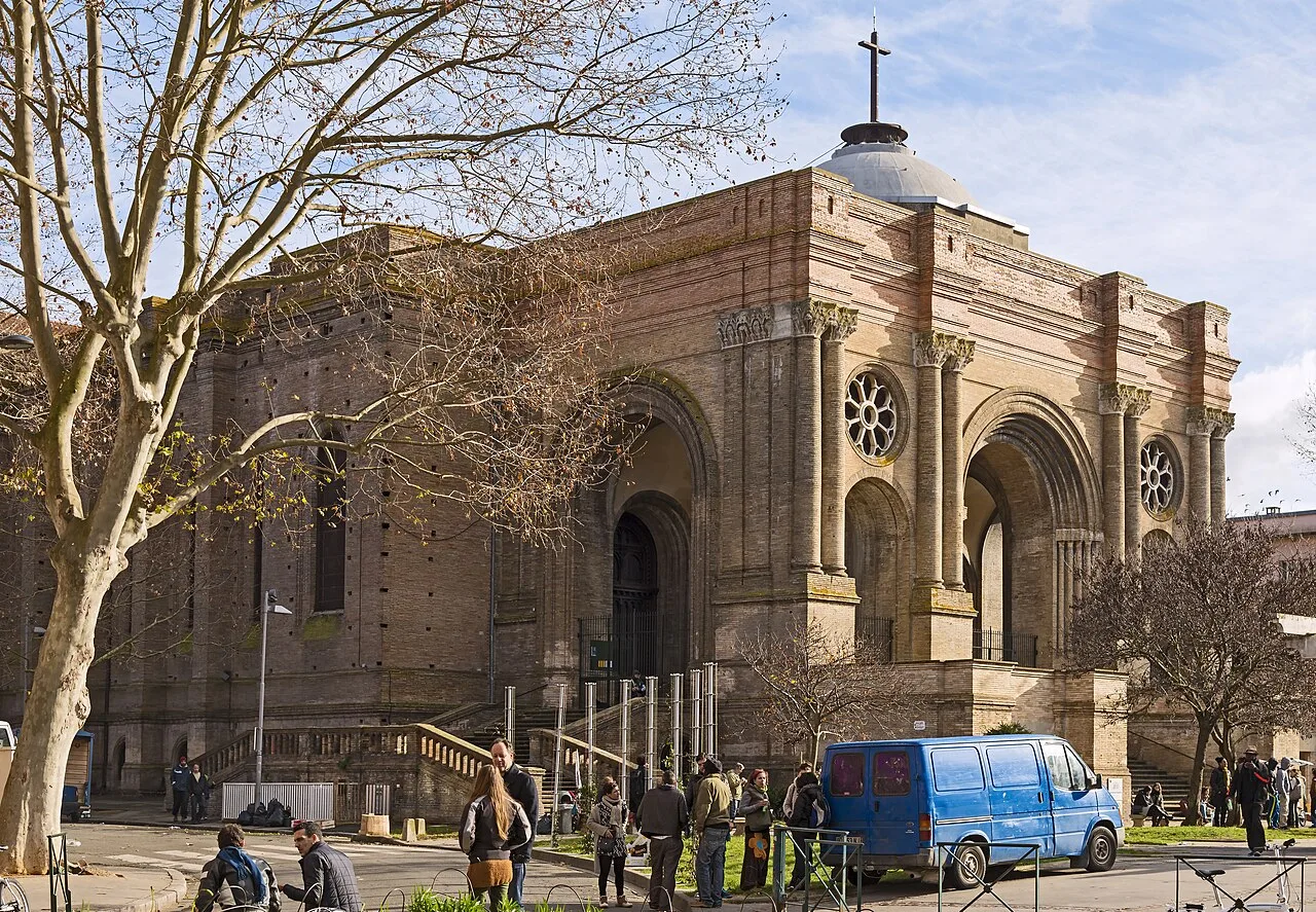 L'église Saint-Aubin, repère du quartier de la brocante du samedi et du marché du dimanche, recensés boulevard Michelet.