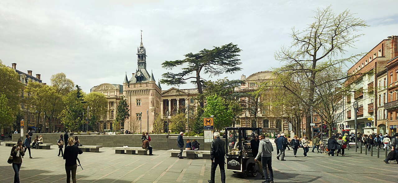 Le square Charles-de-Gaulle et les abords du Capitole : cadre du marché bio