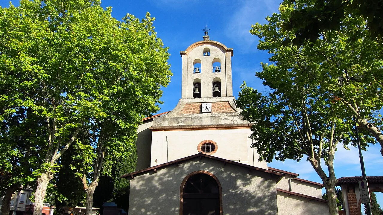 L'église Saint-Simon, place de l'Église Saint-Simon, où se tient le marché du mercredi matin.