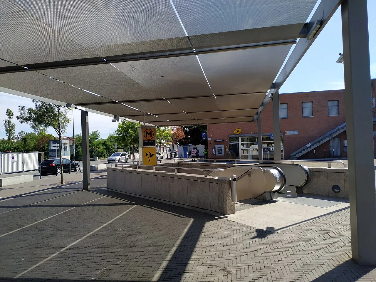L'entrée du métro Trois-Cocus, un repère d'accès au quartier ; le marché se tient place Micoulaud.