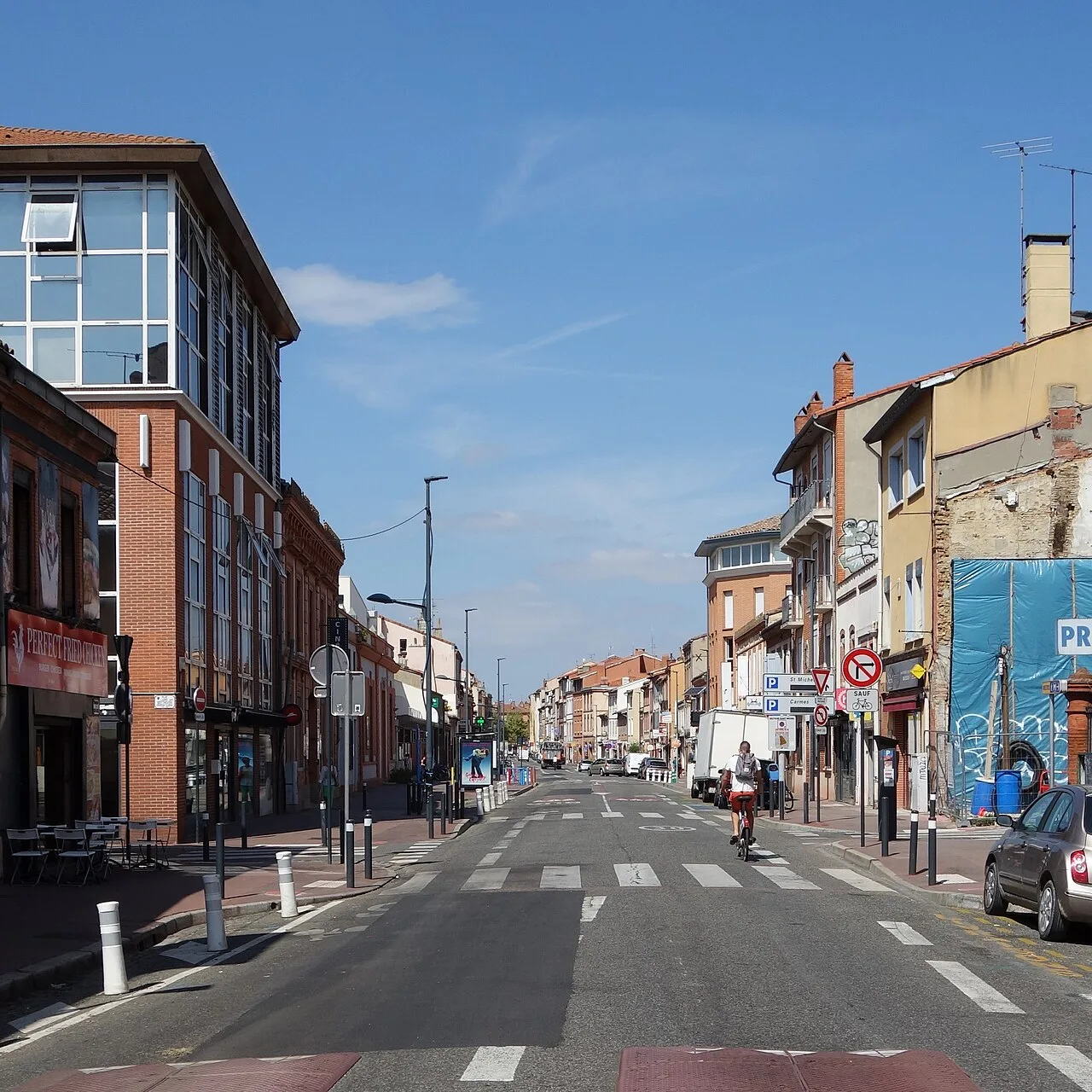 La grande-rue Saint-Michel vue depuis la rue Notre-Dame, à Toulouse, photographiée en 2023